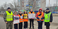 Госавтоинспекторы вместе с дружинниками и школьниками-активистами напомнили водителям и пешеходам о необходимости соблюдения ПДД - Газета Гусевские вести